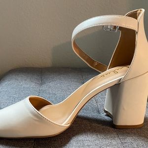 Lulus off-white platform chunky heels, size 8